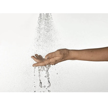 Eine Hand unter einem Wasserstrahl