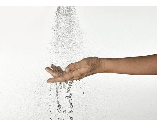 Eine Hand unter einem Wasserstrahl