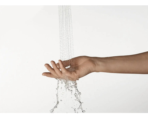 Wasser fließt über eine Hand.