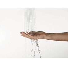 Wasserstrahl fließt in eine Hand