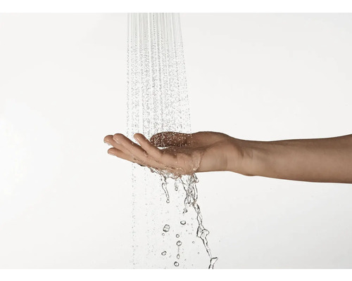 Wasserstrahl fließt in eine Hand