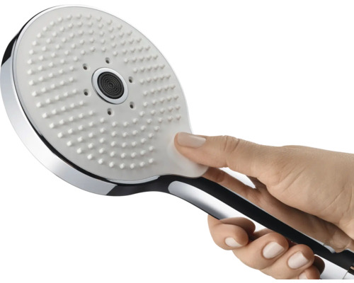 Handbrause aus Kunststoff mit verschiedenen Strahlarten in der Hand gehalten