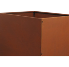 Blumenkübel aus Metall mit quadratischer Form