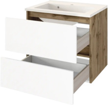 Waschtischunterschrank inklusive Waschbecken mit zwei geöffneten weißen Schubladen und einem Korpus in Holzoptik.