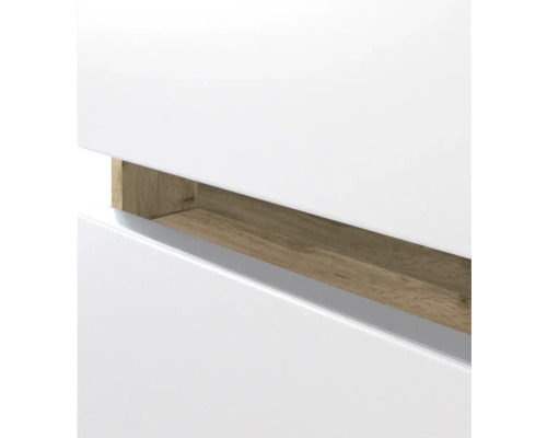 Detail einer weißen Möbelfront mit Griffmulde in Holzoptik.