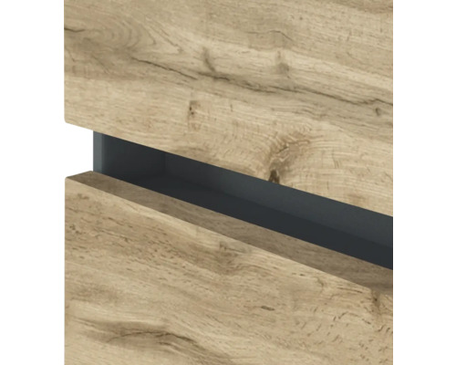 Detailansicht einer Möbelfront mit Holzmaserung und einer dunklen Griffmulde.