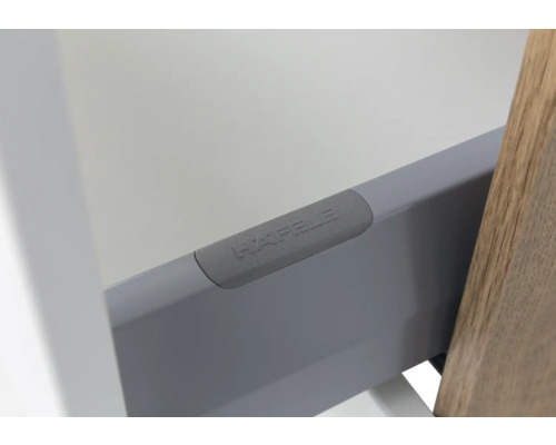 Häfele Schubladenzarge im Detail mit Häfele Logo auf der Abdeckkappe.