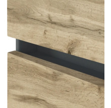 Nahaufnahme einer Möbelfront in Holzoptik mit integrierter Griffmulde in Anthrazit.