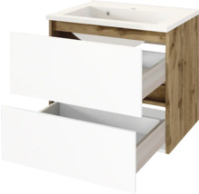 Waschbeckenunterschrank in Holzoptik mit zwei geöffneten weißen Schubladen und integriertem weißen Waschbecken.