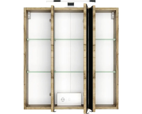 Geöffneter Spiegelschrank in Eiche-Optik mit drei Abteilen, Glaseinlegeböden, integrierter Steckdose und Aufsatzleuchte.