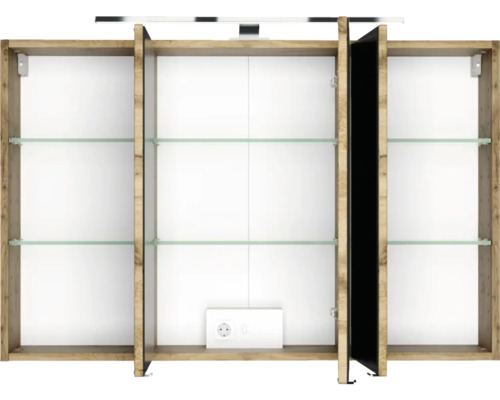 Dreitüriger Badezimmer-Spiegelschrank in Holzoptik mit Glaseinlegeböden, integrierter Steckdose und LED-Aufsatzleuchte, geöffnet.