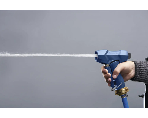 GEKA Logo Wasserspritzpistole mit Wasserstrahl in der Hand