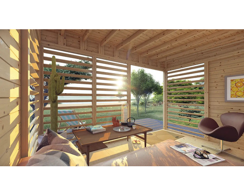 Innenansicht eines Holzhauses mit Holzbalkendecke, horizontalen Holzjalousien und Möblierung