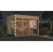 Holz Gartenhaus mit Aussenküche, Projektionswand und Dartscheibe im Garten bei Nacht