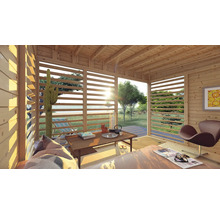 Innenansicht eines Holzhauses mit Holzbalkendecke, horizontalen Holzjalousien und Möblierung