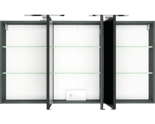 Dreitüriger grauer Spiegelschrank im geöffneten Zustand mit Glaseinlegeböden, Steckdose und Beleuchtung.