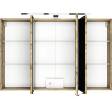 Spiegelschrank im Holzdesign mit drei offenen Türen, Glaseinlegeböden, Steckdose und integrierter Beleuchtung.