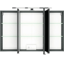 Dreitüriger Spiegelschrank mit Glaseinlegeböden, Beleuchtung und integrierter Steckdose, Innenansicht.