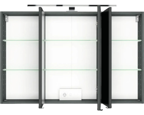 Dreitüriger Spiegelschrank mit Glaseinlegeböden, Beleuchtung und integrierter Steckdose, Innenansicht.