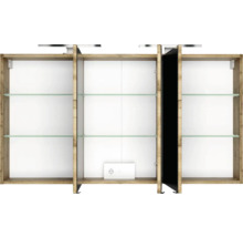 Dreitüriger Spiegelschrank in Holzoptik, geöffnet, mit Glaseinlegeböden und integrierter Steckdose für das Badezimmer.