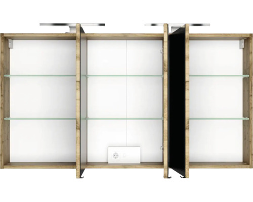 Dreitüriger Spiegelschrank in Holzoptik, geöffnet, mit Glaseinlegeböden und integrierter Steckdose für das Badezimmer.