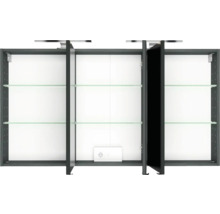 Geöffneter dreitüriger Spiegelschrank in Anthrazit mit Glaseinlegeböden, integrierter Steckdose und Beleuchtung.