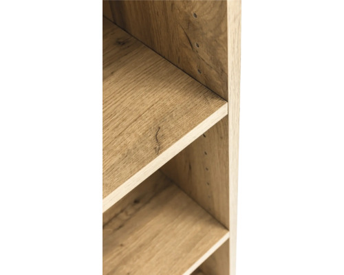 Detailansicht eines Regals in Holzoptik Eiche mit sichtbarer Maserung und Löchern für Einlegeböden.