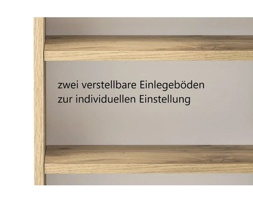 Nahaufnahme eines Schranks in Holzoptik mit zwei verstellbaren Einlegeböden für eine individuelle Einteilung.