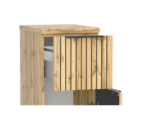Badezimmerschrank in Eichenoptik mit Lamellenfront, schwarzem Griff und sichtbarer Schublade.