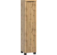 Schmaler Hochschrank in Eiche-Optik mit schwarzen vertikalen Lamellen auf der Frontseite und schwarzen Standfüßen.