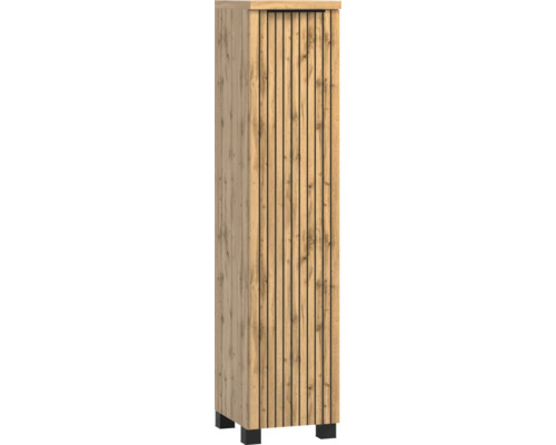 Schmaler Hochschrank in Eiche-Optik mit schwarzen vertikalen Lamellen auf der Frontseite und schwarzen Standfüßen.