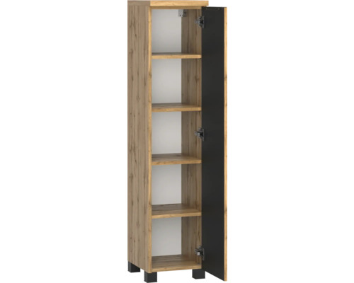 Hochschrank mit Korpus in Holzoptik, vier Einlegeböden, einer geöffneten schwarzen Tür und schwarzen Füßen.