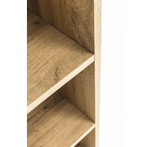 Detailansicht eines Holzregals mit Einlegeböden und sichtbarer Holzmaserung.