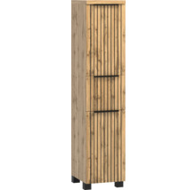 Hochschrank in Eiche-Optik mit schwarzen vertikalen Lamellen und drei Türen.