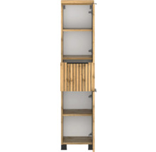 Badezimmer-Hochschrank in Eichenoptik mit offenen Regalfächern und einer Tür mit Lamellen-Dekor in der Mitte.
