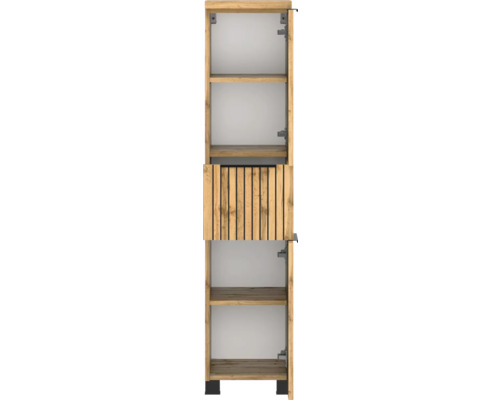 Badezimmer-Hochschrank in Eichenoptik mit offenen Regalfächern und einer Tür mit Lamellen-Dekor in der Mitte.