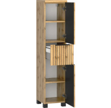 Hochschrank in Eichenoptik mit zwei geöffneten schwarzen Türen, einer mittleren Schublade mit Lamellendesign und vier Einlegeböden.