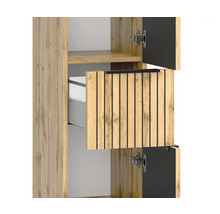Hochschrank in Holzoptik mit schwarzen Lamellen an der Front, geöffneten Türen und sichtbaren Scharnieren.