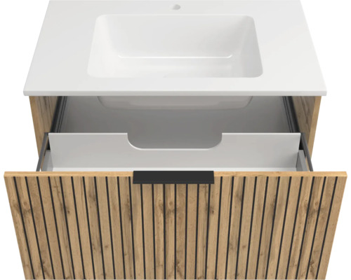 Waschtischunterschrank in Eichenoptik mit Lamellen-Front, weißes Waschbecken und geöffnete Schublade mit schwarzem Griff.