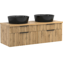Moderner Doppelwaschtisch mit zwei schwarzen Aufsatzwaschbecken und Waschtischunterschrank in Holzoptik mit Lamellenfront und schwarzen Griffen.