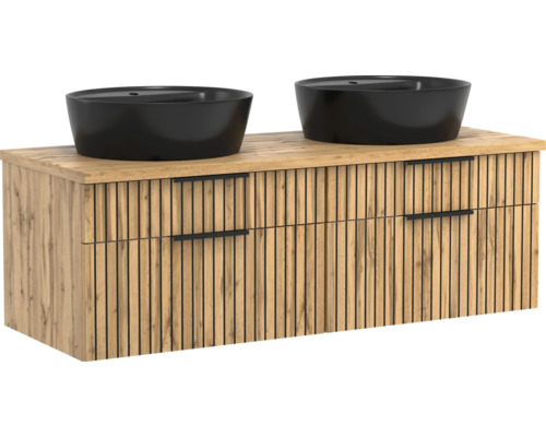 Moderner Doppelwaschtisch mit zwei schwarzen Aufsatzwaschbecken und Waschtischunterschrank in Holzoptik mit Lamellenfront und schwarzen Griffen.