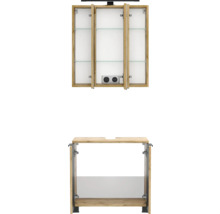 Set aus Spiegelschrank mit Glasböden, Beleuchtung und Steckdose sowie einem Waschtischunterschrank in Eiche-Optik.