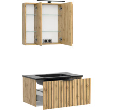 Badezimmermöbel-Set in Eichenoptik mit dreitürigem Spiegelschrank, Glaseinlegeböden und Waschtischunterschrank mit dunklem Waschbecken.