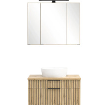 Badezimmermöbel-Set mit dreitürigem Spiegelschrank, Beleuchtung, weißem Aufsatzwaschbecken und Unterschrank in Eichenoptik mit schwarzen Lamellen.