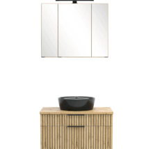 Badezimmerset mit dreitürigem Spiegelschrank, Beleuchtung, schwarzem Aufsatzwaschbecken und Waschtischunterschrank in Holzoptik mit Lamellen.