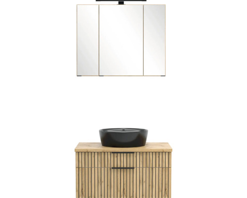 Badezimmerset mit dreitürigem Spiegelschrank, Beleuchtung, schwarzem Aufsatzwaschbecken und Waschtischunterschrank in Holzoptik mit Lamellen.