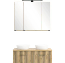 Badezimmermöbel-Set mit dreitürigem Spiegelschrank, Beleuchtung und Holz-Waschtisch mit zwei weißen Aufsatzbecken.