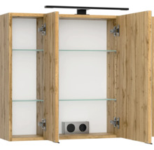 Badezimmer-Spiegelschrank in Eichenoptik mit geöffneten Türen, Glasablagen, LED-Aufsatzleuchte sowie interner Steckdose und Schalter.