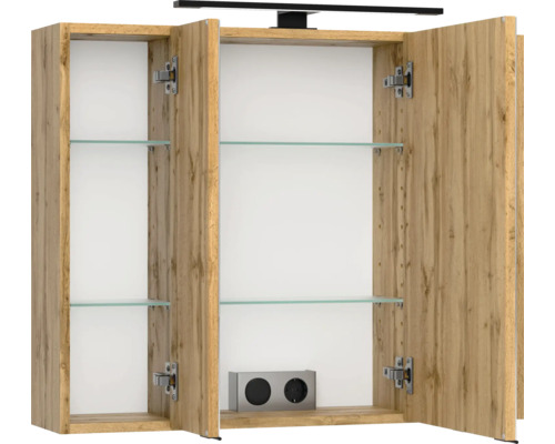 Badezimmer-Spiegelschrank in Eichenoptik mit geöffneten Türen, Glasablagen, LED-Aufsatzleuchte sowie interner Steckdose und Schalter.