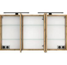 Dreitüriger Badezimmer-Spiegelschrank in Holzoptik mit geöffneten Türen, Glasböden, integrierten Steckdosen und LED-Beleuchtung.